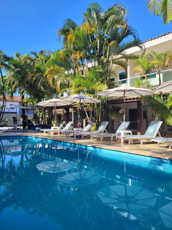 Outdoor pool, pool loungers - Apart Hotel Porto Kanoas (Bertioga)