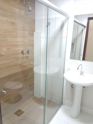 Shower, free toiletries, hair dryer, towels - Hotel Astória (Maringá)
