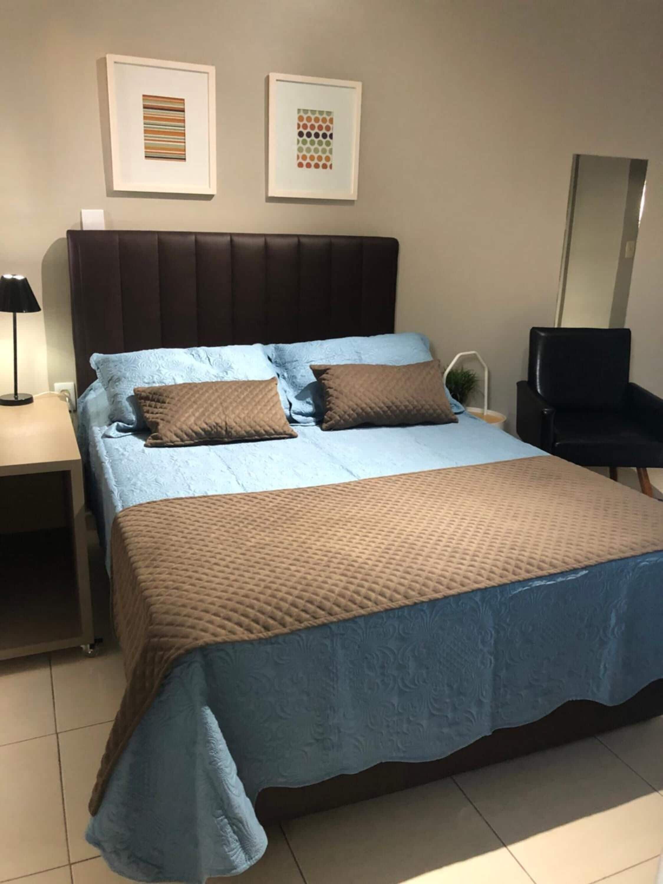 Roupas de cama premium, frigobar, Wi-Fi de cortesia, roupa de cama