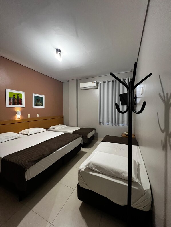 Chambre quadruple | Literie de qualité, minibar, accès au Wi-Fi (inclus), literie fournie
