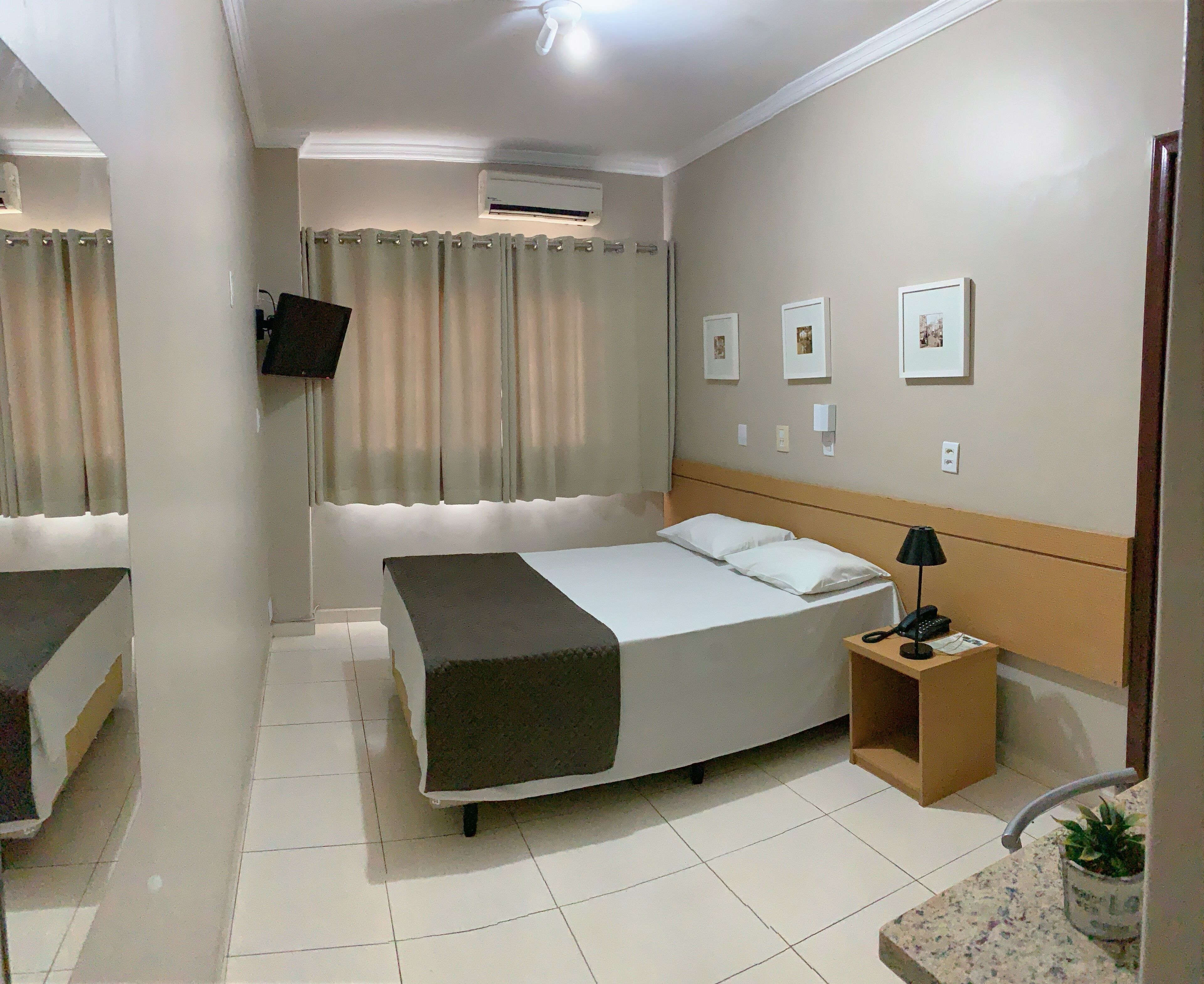 Premium bedding, minibar, free WiFi, bed sheets
