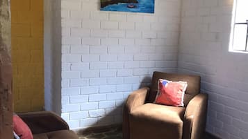 Standaard suite, 1 slaapkamer, uitzicht op lagune | Woonkamer | Een 20-inch televisie met satellietzenders