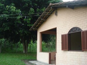 Family Chalet, 2 Bedrooms, Connecting Rooms, Mountainside | Minibar, bed sheets - Pousada Fazenda Polyanna (Mariana)
