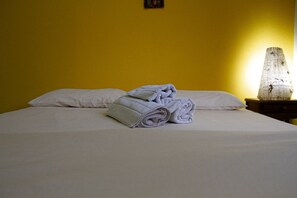 Minibar, bed sheets - Pousada Fazenda Polyanna (Mariana)