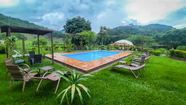 Outdoor pool, free cabanas, pool umbrellas - Pousada Fazenda Polyanna (Mariana)