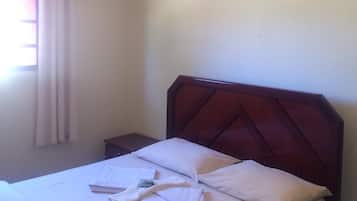 Chalé família, 3 quartos, quartos conectados, vista para a piscina | Frigobar, roupa de cama