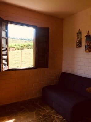 Family Chalet, 2 Bedrooms, Connecting Rooms, Mountainside | Living room | 20-inch TV with satellite channels - Pousada Fazenda Polyanna (Mariana)