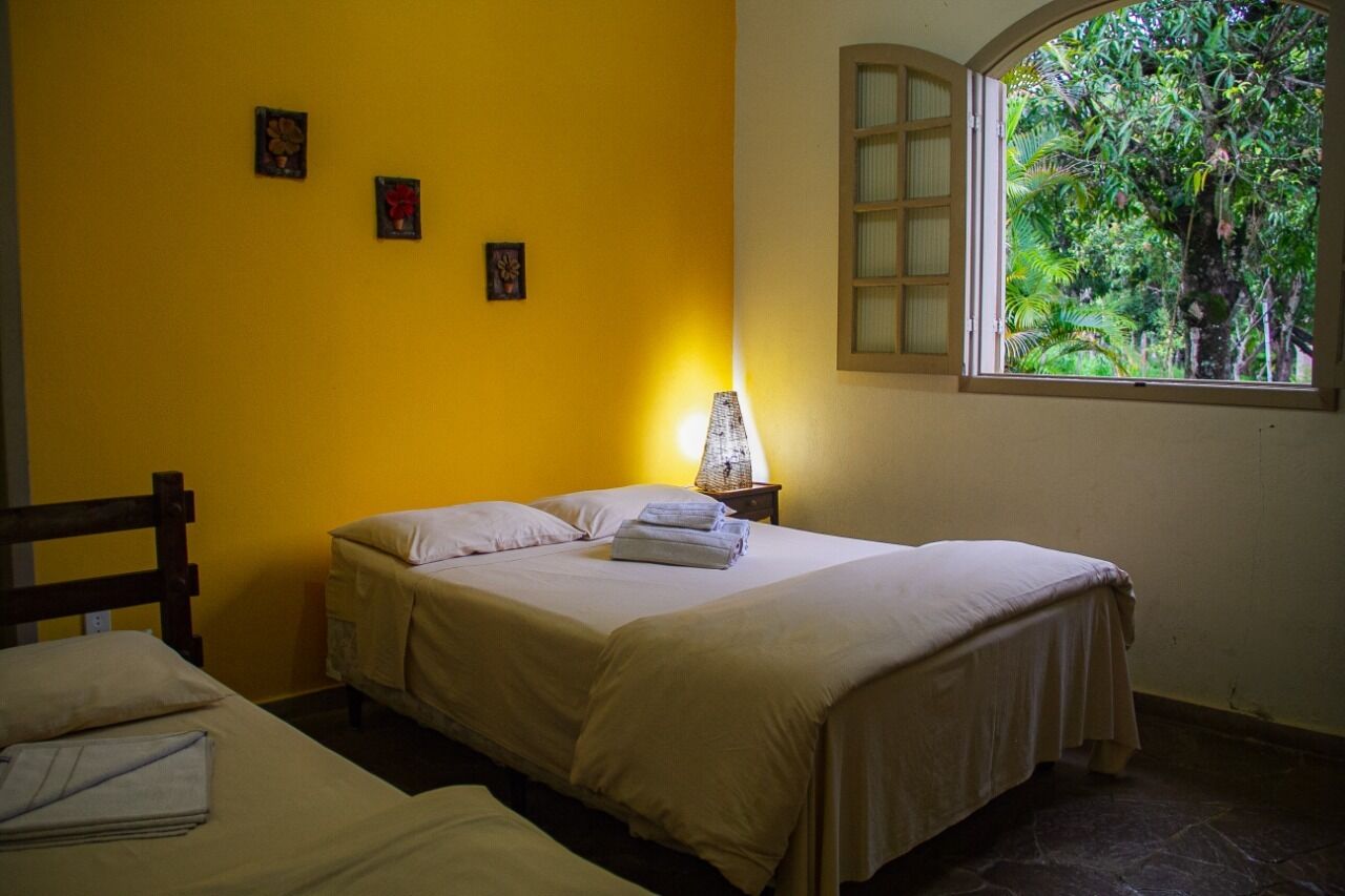 Een minibar, beddengoed