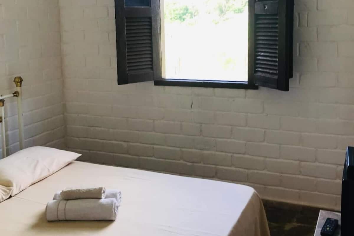 Suite estándar, 1 habitación, vista a la laguna | Minibar y ropa de cama