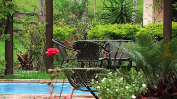 Piscina externa, barracas de cortesia, guarda-sóis