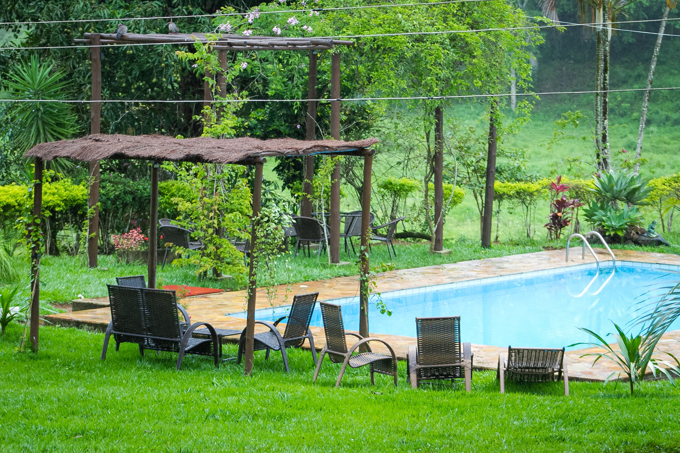 Piscina externa, barracas de cortesia, guarda-sóis