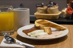 Petit déjeuner buffet servi tous les jours en supplément