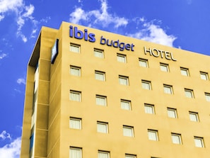 A hotel building with the name 'ibis budget HOTEL' on the facade. - ibis budget Copiapo (Copiapó)