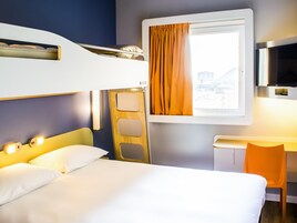 Escritorio, wifi gratis, ropa de cama y acceso para silla de ruedas 