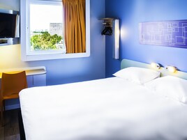 Escritorio, wifi gratis, ropa de cama y acceso para silla de ruedas