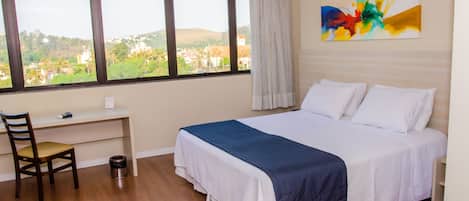 Minibar, caja de seguridad en la habitación y escritorio