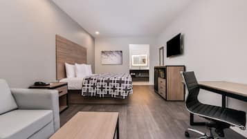 Escritorio, cortinas blackout y tabla de planchar con plancha