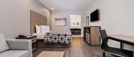 Escritorio, cortinas blackout y tabla de planchar con plancha