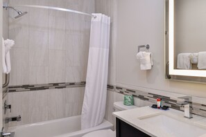 Combined shower/tub, free toiletries, hair dryer, towels - Palace Inn Blue Tomball Parkway (Houston)