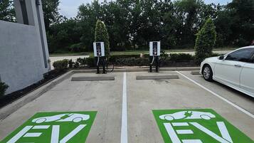 Electric vehicle charging station