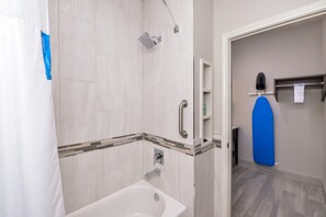 Tina con regadera, amenidades de baño gratuitas, secadora de cabello 