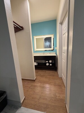 Chambre Simple Économique | Décoration personnalisée, ameublement personnalisé, bureau