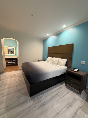 Economy Single Room | Individually decorated, individually furnished, desk, laptop workspace. Crystal Inn & Suites IAH Humble