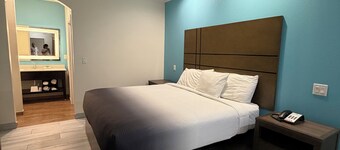 Crystal Inn & Suites IAH Humble