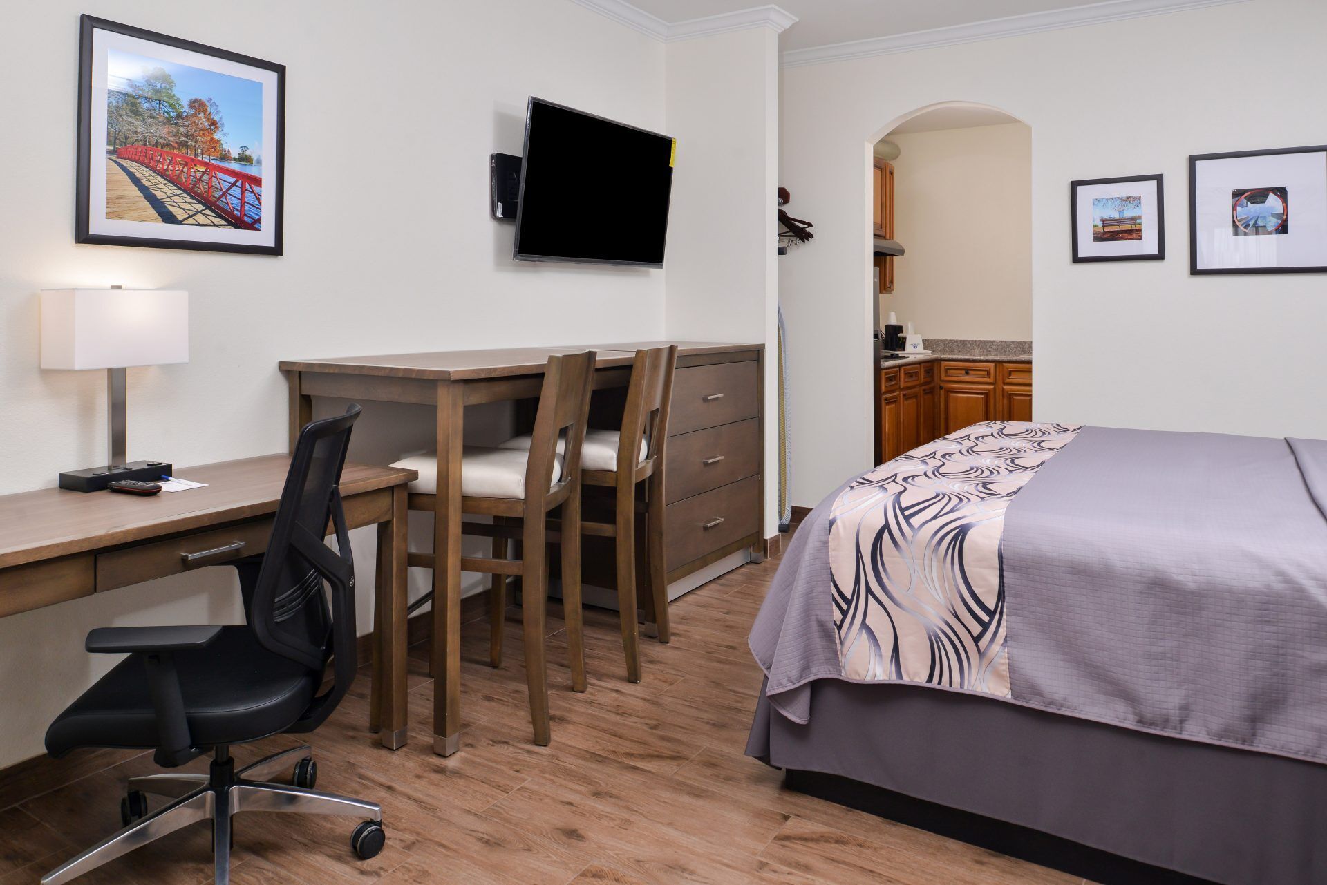 deluxe single room, kitchenette | individually decorated, individually furnished, desk, laptop workspace