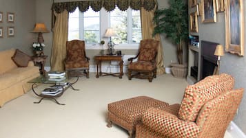 Suíte standard, 1 cama King, para não fumantes, banheiro privativo (Spain) | Área de estar | TV de tela plana 40 polegadas com canais a cabo, TV, DVD player