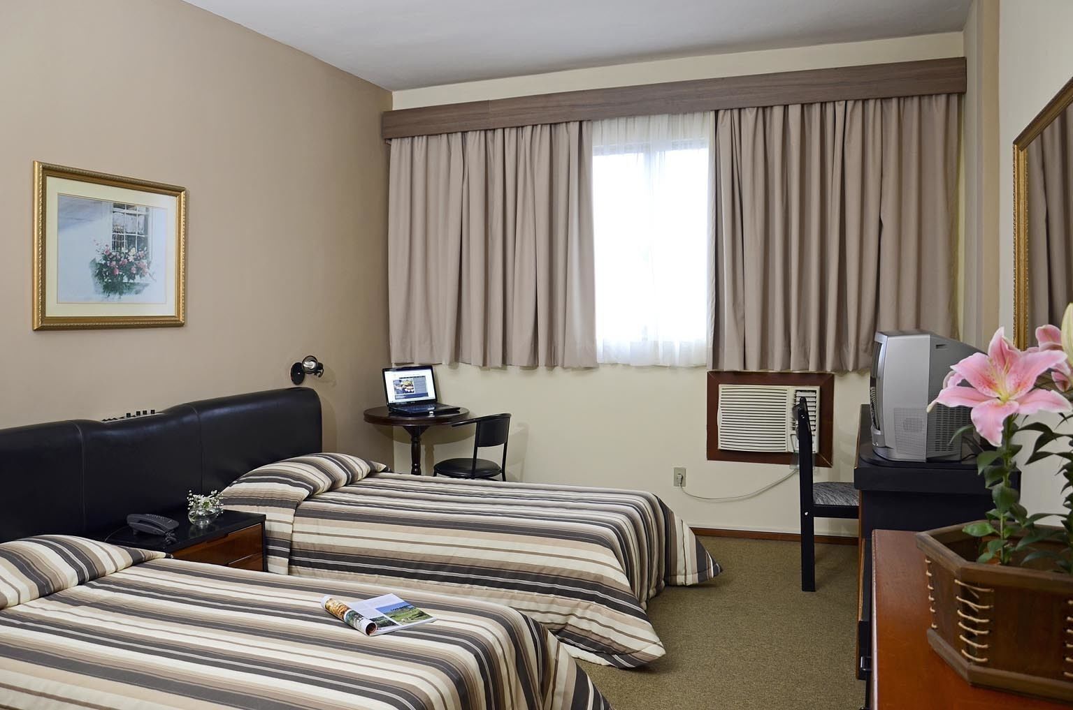 Minibar, escritorio, cortinas blackout y cunas gratuitas 