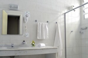 Triple Room | Bathroom | Shower, free toiletries, hair dryer, towels - Castel Plaza Hotel (Resende)