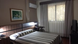 Minibar, bureau, rideaux d’obscurcissement, lit de bébé (gratuit)