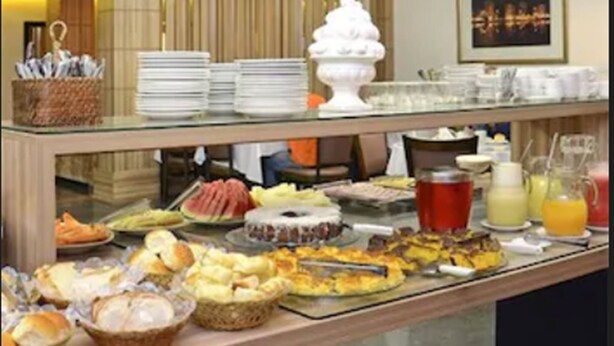 Ein reichhaltiges Buffet mit Speisen und Getränken.