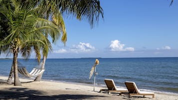 Am Strand, weißer Sandstrand, Kajakfahren