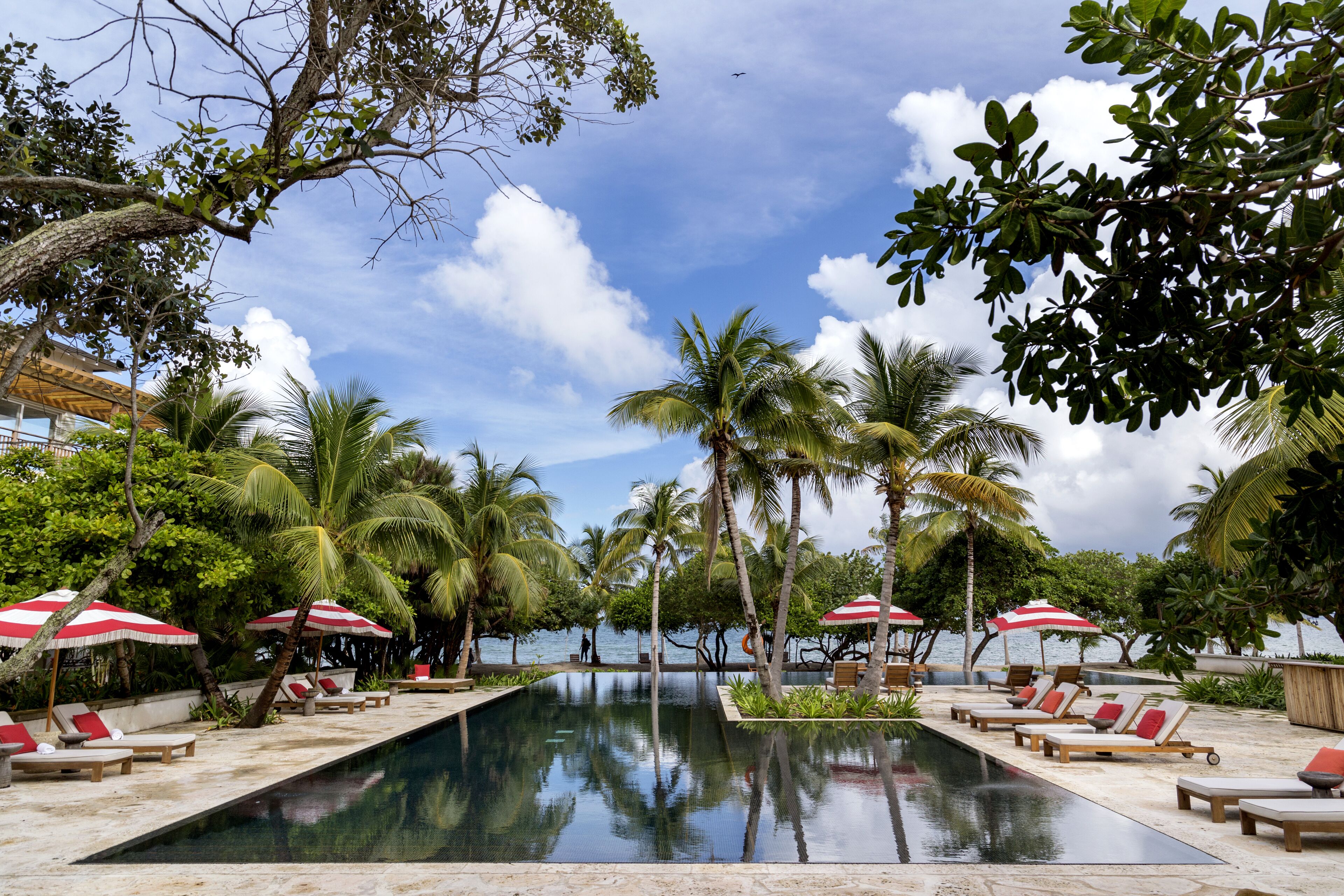 حمّام سباحة خارجي، مظلات على حمّام السباحة، مقاعد للتشمس