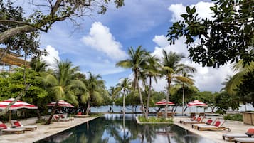 Utendørsbasseng, bassengparasoller og solsenger