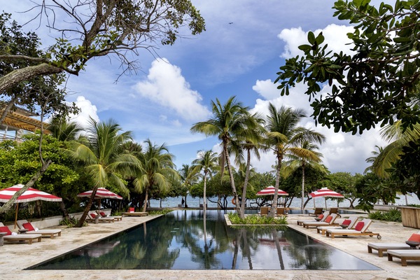 Utendørsbasseng, bassengparasoller og solsenger