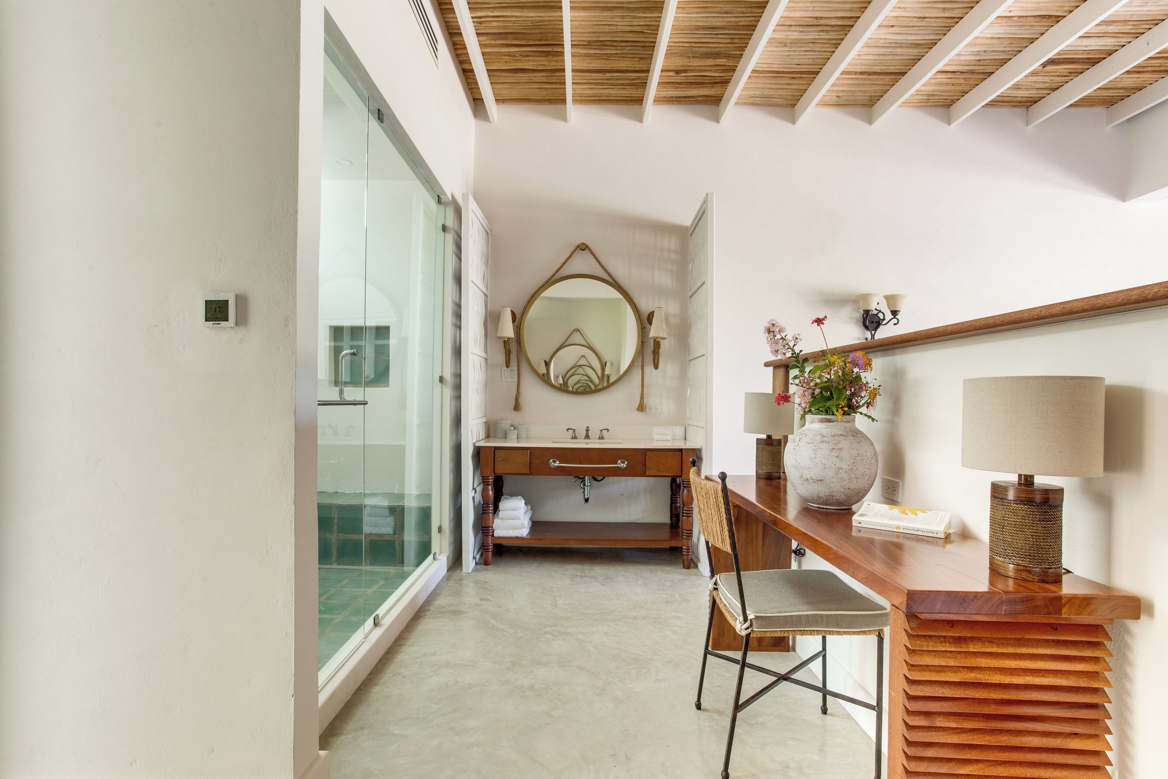 deluxe room | bathroom | combined shower/bathtub, hair dryer, bathrobes, towels