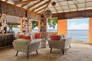 Coral Caye | Living area | 32-inch Smart TV with digital channels, TV, Netflix - Itz'ana Resort & Residences (Placencia)