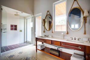 Combined shower/tub, hair dryer, bathrobes, towels