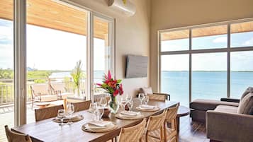 One Bedroom Beachfront Villa | Área de sala de estar | Smart TV de 32 pulgadas con canales digitales, televisión y Netflix
