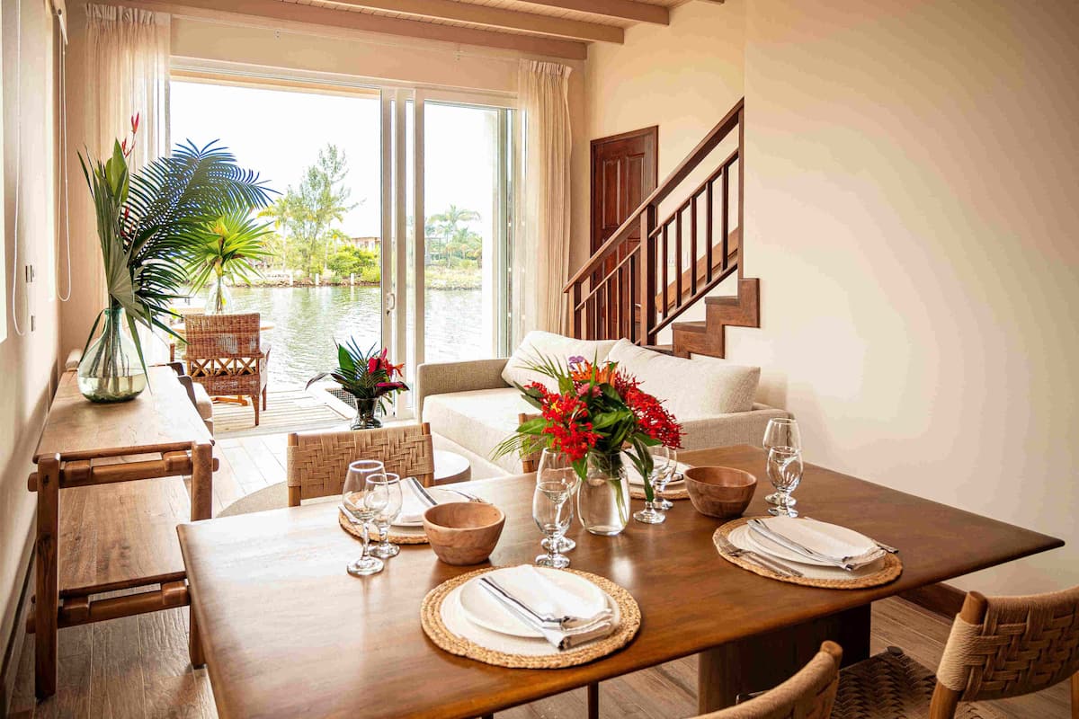 One Bedroom Beachfront Villa | Zona de estar | Smart TV de 32 pulgadas con canales digitales, una televisión