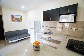 Refrigerador con freezer, microondas, placa de cocina