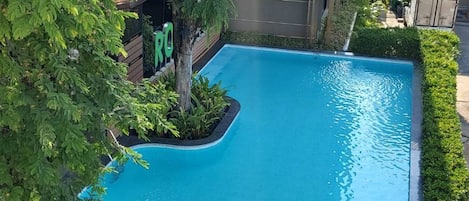 Kolam renang outdoor, dengan kursi berjemur