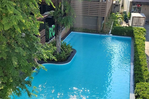 Utomhuspool med öppettider 08.00 till 20.00, och solstolar