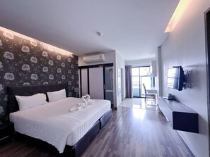 Premium bedding, free minibar items, desk, laptop workspace - Romyen Garden Place (Nakhon Ratchasima)