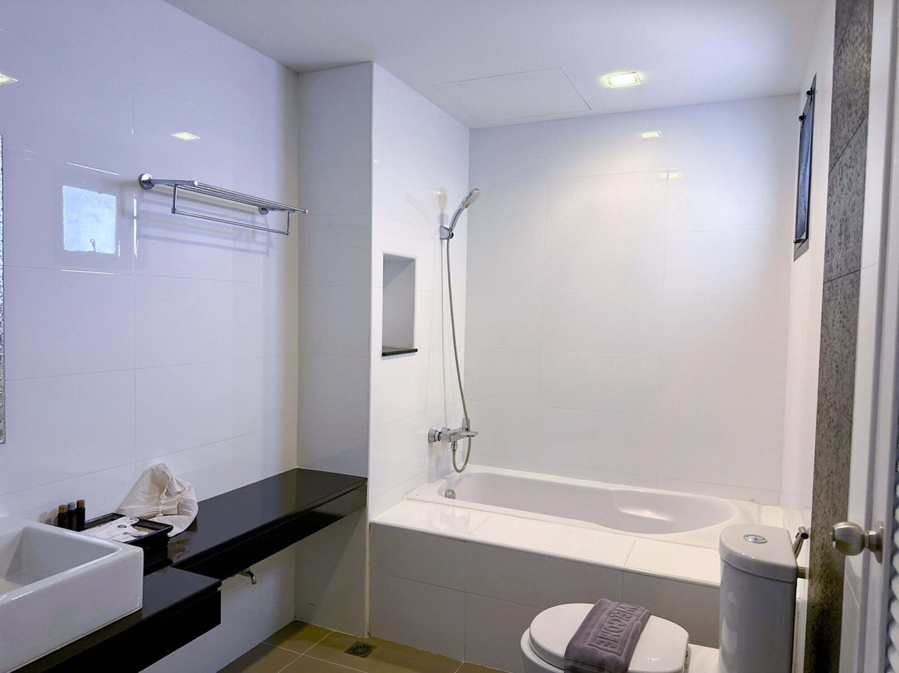 Un baño moderno con bañera, inodoro y lavabo.