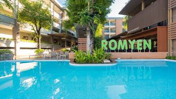 Alberca al aire libre, acceso de 08:00 a 20:00, y camastros