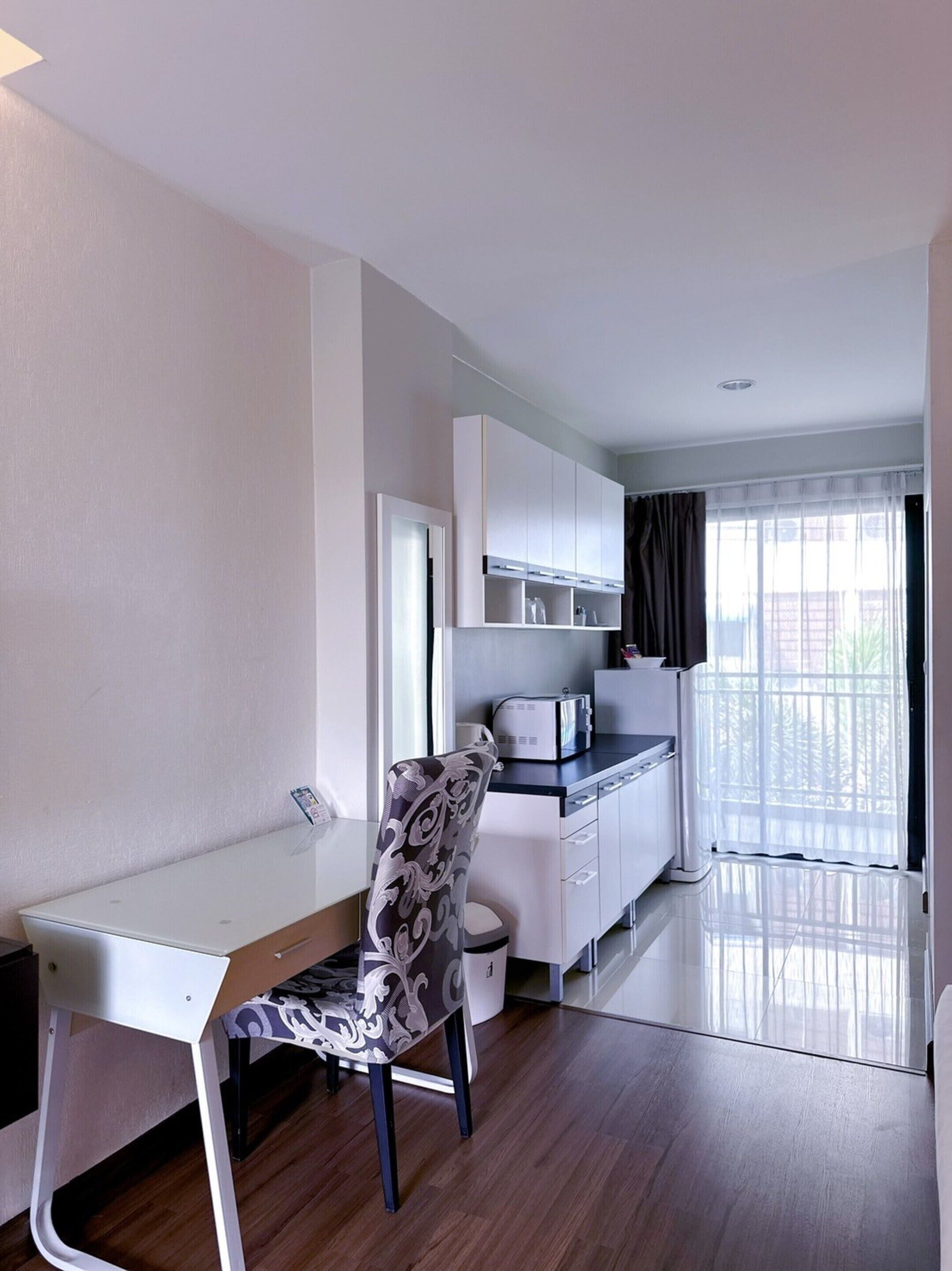 1 bedroom, premium bedding, free minibar items, desk